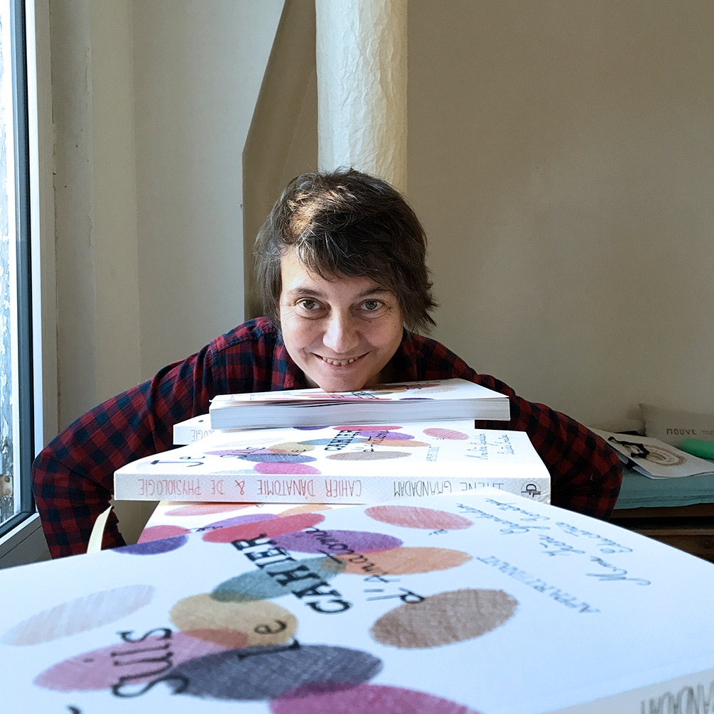 Irène pose avec des exemplaires de son livre : "Je suis le cahier d'anatomie…"